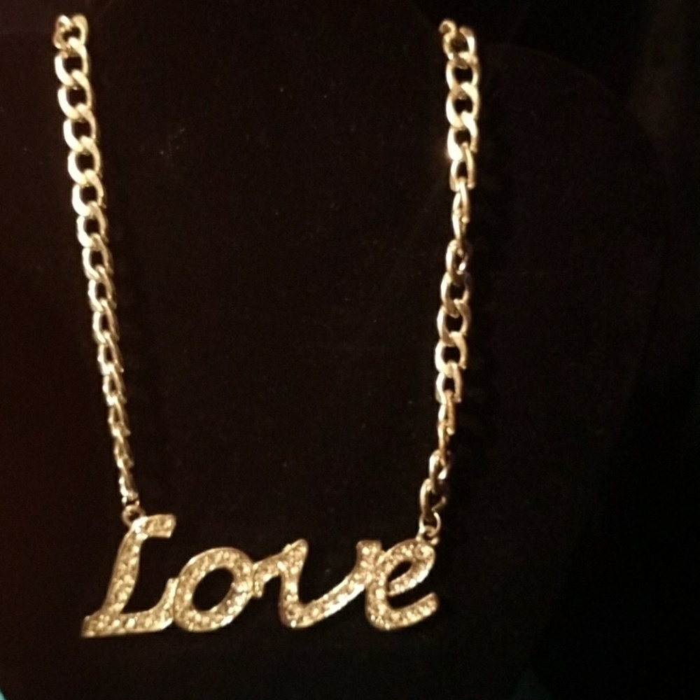 Necklace (cosmetic) Never been worn